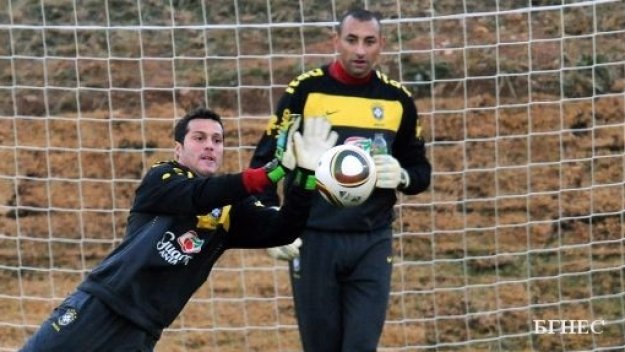 Жулио Сезар на линия за контролата с Франция