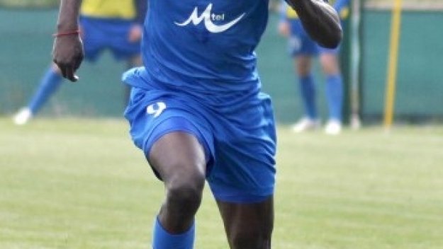 Eвертън гледа Гара Дембеле