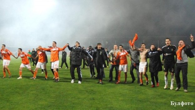 Литекс оскуба &quot;канарчетата&quot; в контрола