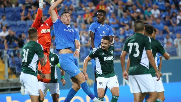 Дуел на нагазилите дълбоко в батака