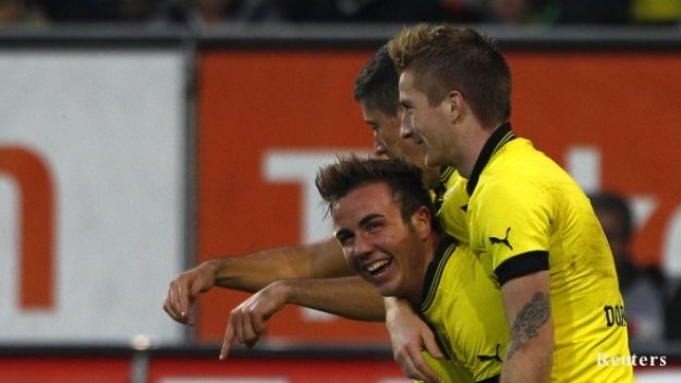 Борусия Дортмунд мушна три на Аугсбург