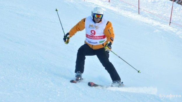 Чистят сняг от пистите в Банско за Световната купа