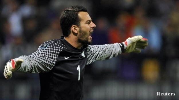 Удар за Интер, Ханданович с контузия в коляното