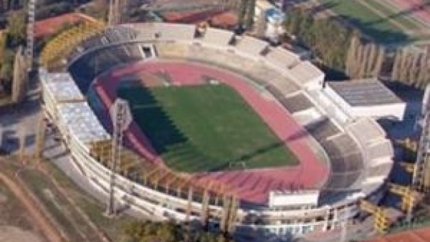 Държава и община спорят за най-големия стадион в България; той се руши