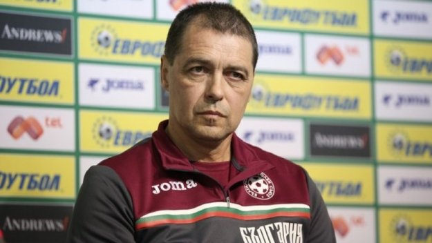 Голям проблем! Цели 13 национали висят за мача със Словения