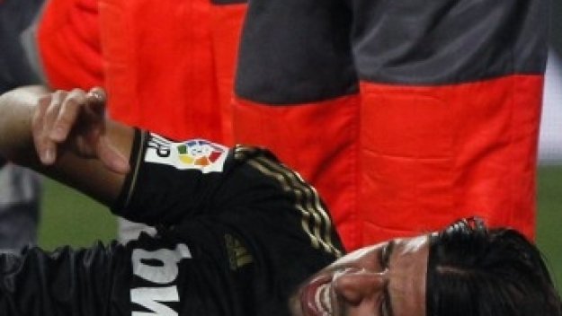 Сами Кедира с обърнат глезен