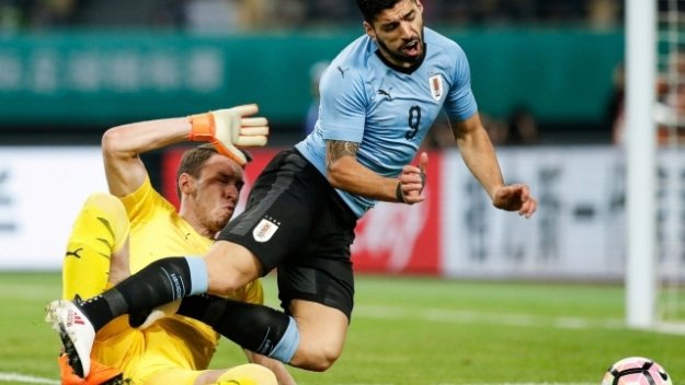 Суарес вкарва, Уругвай громи