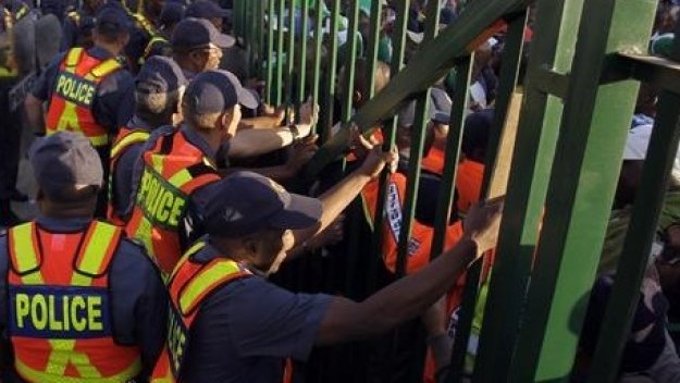 Паника в ЮАР! Безредици на стадион, множество ранени