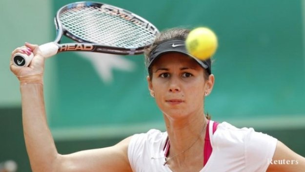 Пиронкова продължава да затъва