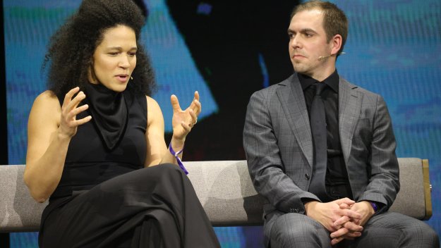 Световен шампион от 2014 година плюе по Маншафта