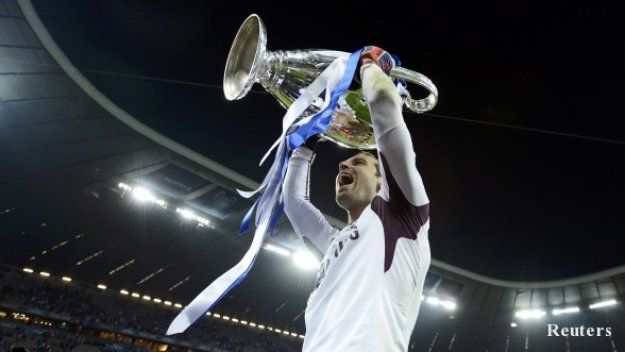 Петр Чех остава в Челси до 2016-а