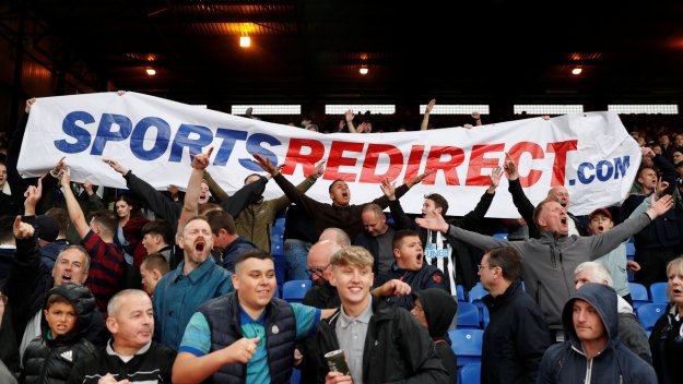 Разследват фен на Нюкасъл, замерил играч на Палас с бутилка