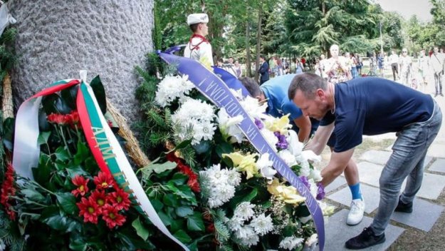 Левски поднесе венци и цветя пред бюст-паметника на Апостола