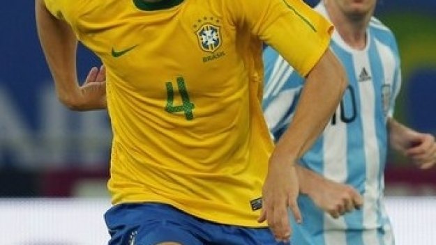 Милан, Челси и Сити ще наддават за Давид Луис през зимата