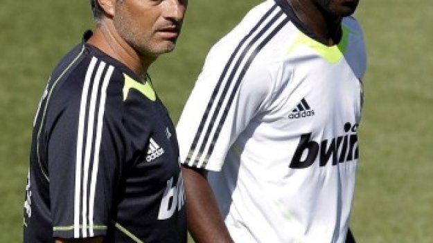 Моуриньо дърпа ушите на Ласана