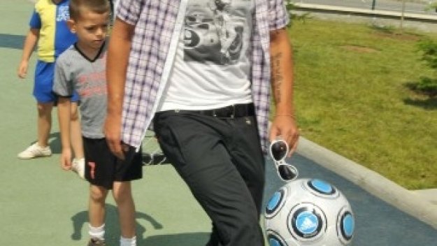 Отбори от 4 държави искат Божинов