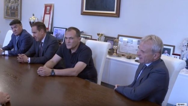 Васил Божков покани другите големи футболни босове в офиса си + ВИДЕО