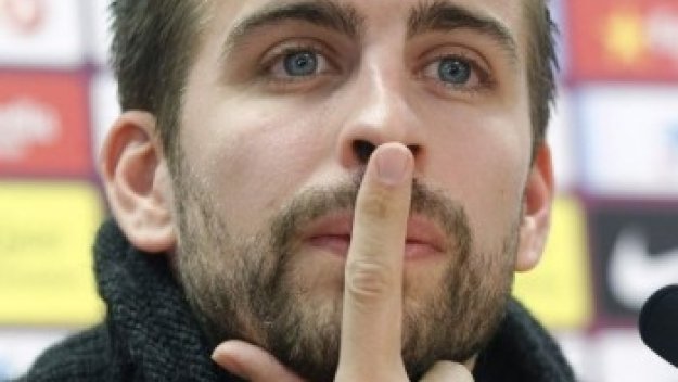 Пике притеснен от атаката на Бенфика