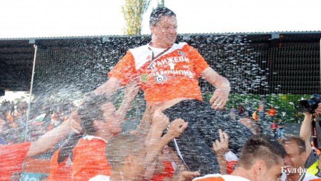 Любо Пенев взима естонски национал