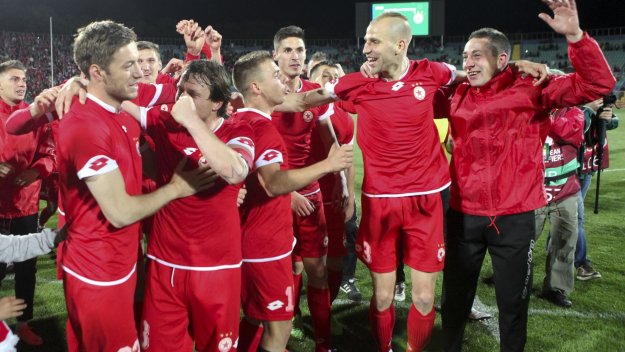 Обрат! Играчите на Ганчев бягат при Божков