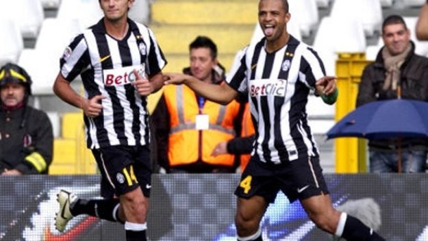 Мело обиден на треньора на Лече