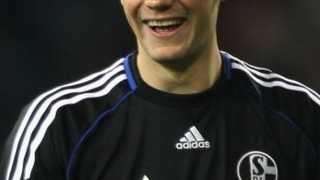 Байерн дава 4-годишен договор на Нойер