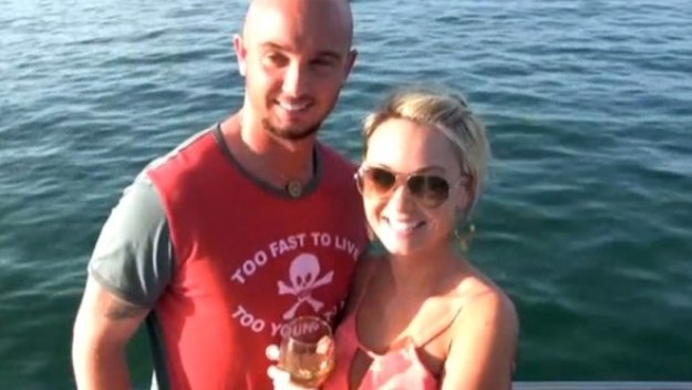 Стивън Айрлънд скри шапката на своята възлюбена с пръстен за 25 бона