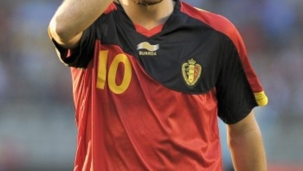 Глобяват Азар с бутилка шампанско