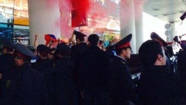 Арменците стреснаха националите ни със скандално посрещане + ВИДЕО