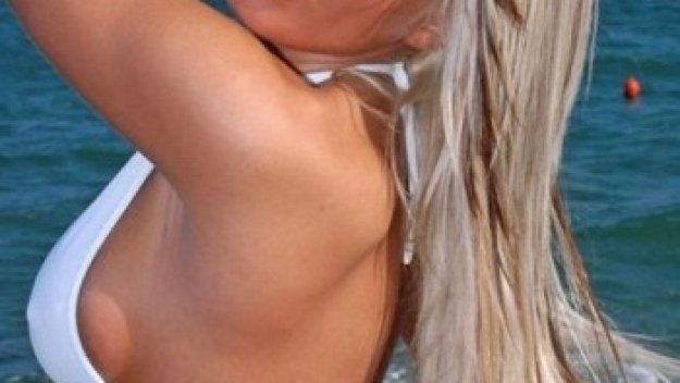 Футболна мъжемелачка атакува конкурс с цици