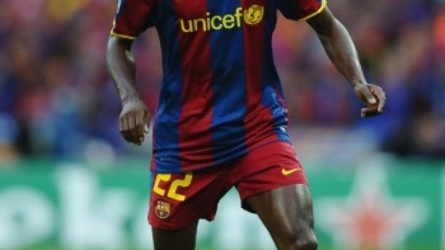 Барселона преговаря с Абидал за подновяване на договора