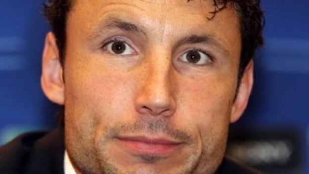 Ван Бомел намери очи да защити касапина Де Йонг