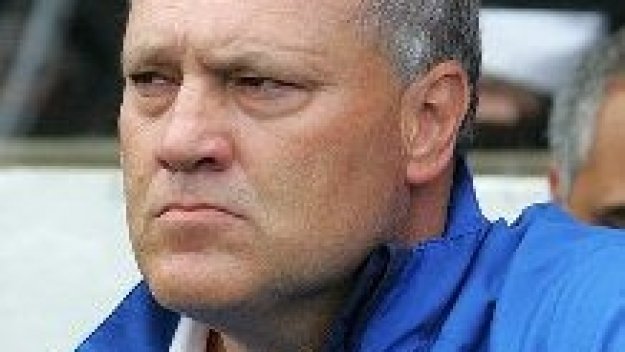 Мартин Йол се готви да вземе скалпа на Арсенал