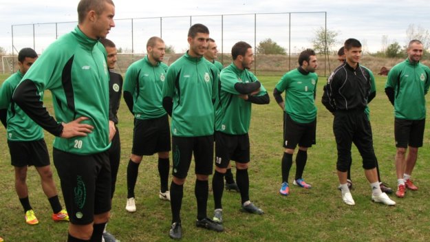 Трима бивши "шейхове" ще играят в Ангола