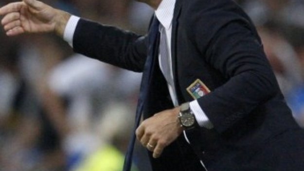 Прандели пуска трима защитници срещу България