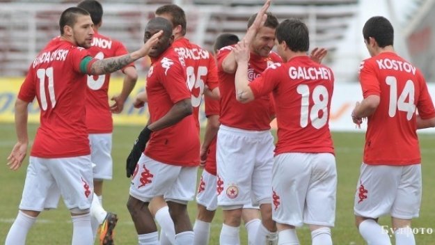 Стойчо Младенов щурмува Разград с 21 футболисти