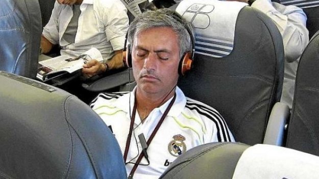 Моуриньо фаталист – седи на 10-и ред в самолета заради Десетата