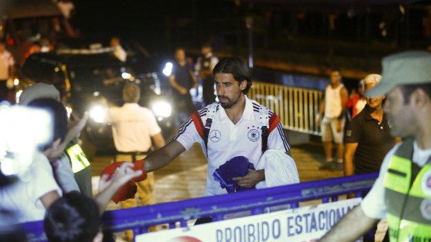 Челси ще се опита да надцака Арсенал за Сами Кедира