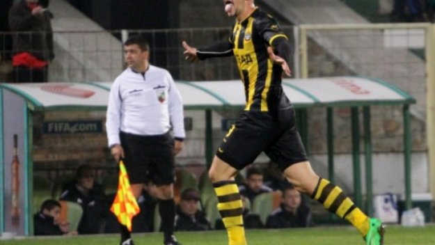 Вили Вуцов без две "канарчета" срещу Левски