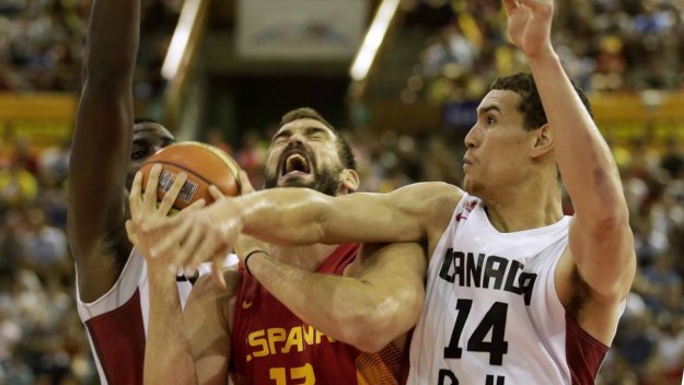 Братята Гасол блестят при победа на Испания