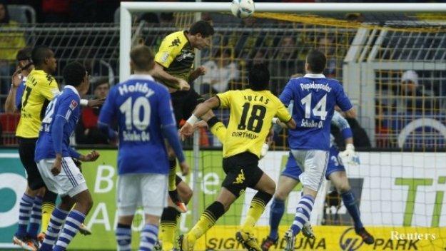 Дортмунд прегази Шалке и се върна на върха