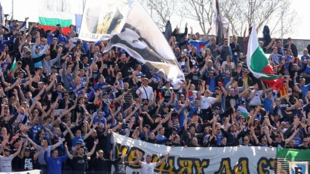Сами срещу всички: "Синята" магия е в единството