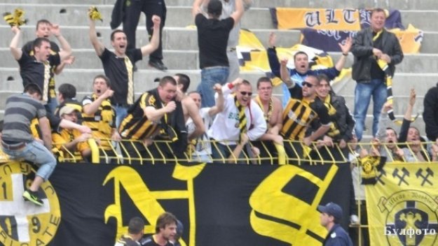 12 фенове на Миньор Перник отиват на съд