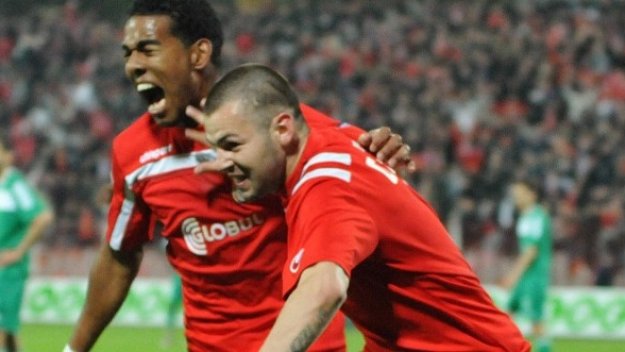 Лех приготви 1.5 млн. евро за Делев и Тонев