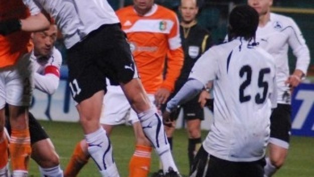 Славия би шута на двама гърци