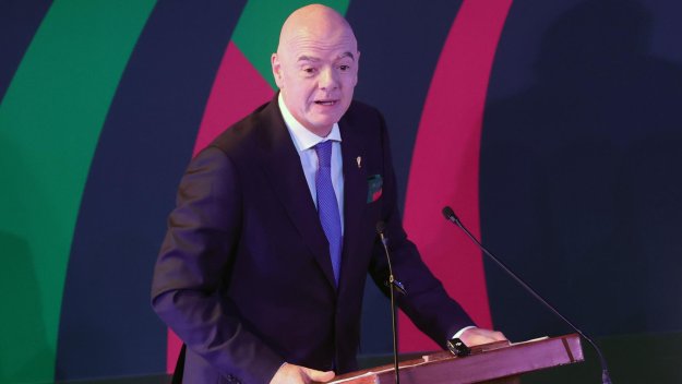 КОНМЕБОЛ удря рамо на Джани Инфантино