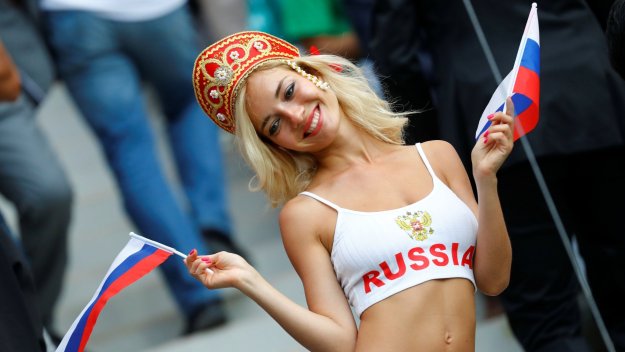 Красивата фенка на Русия не била порноактриса + ГАЛЕРИЯ