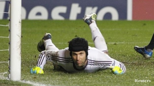 Петер Чех изчетка турския рефер Чакър