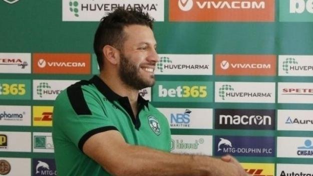 Бивш вратар на Лудогорец почете Марадона с прическа