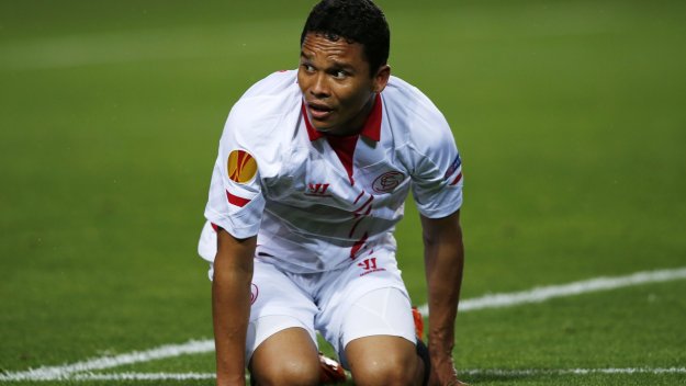 От „Камп Ноу“ хвърлили око на нападател на Севиля